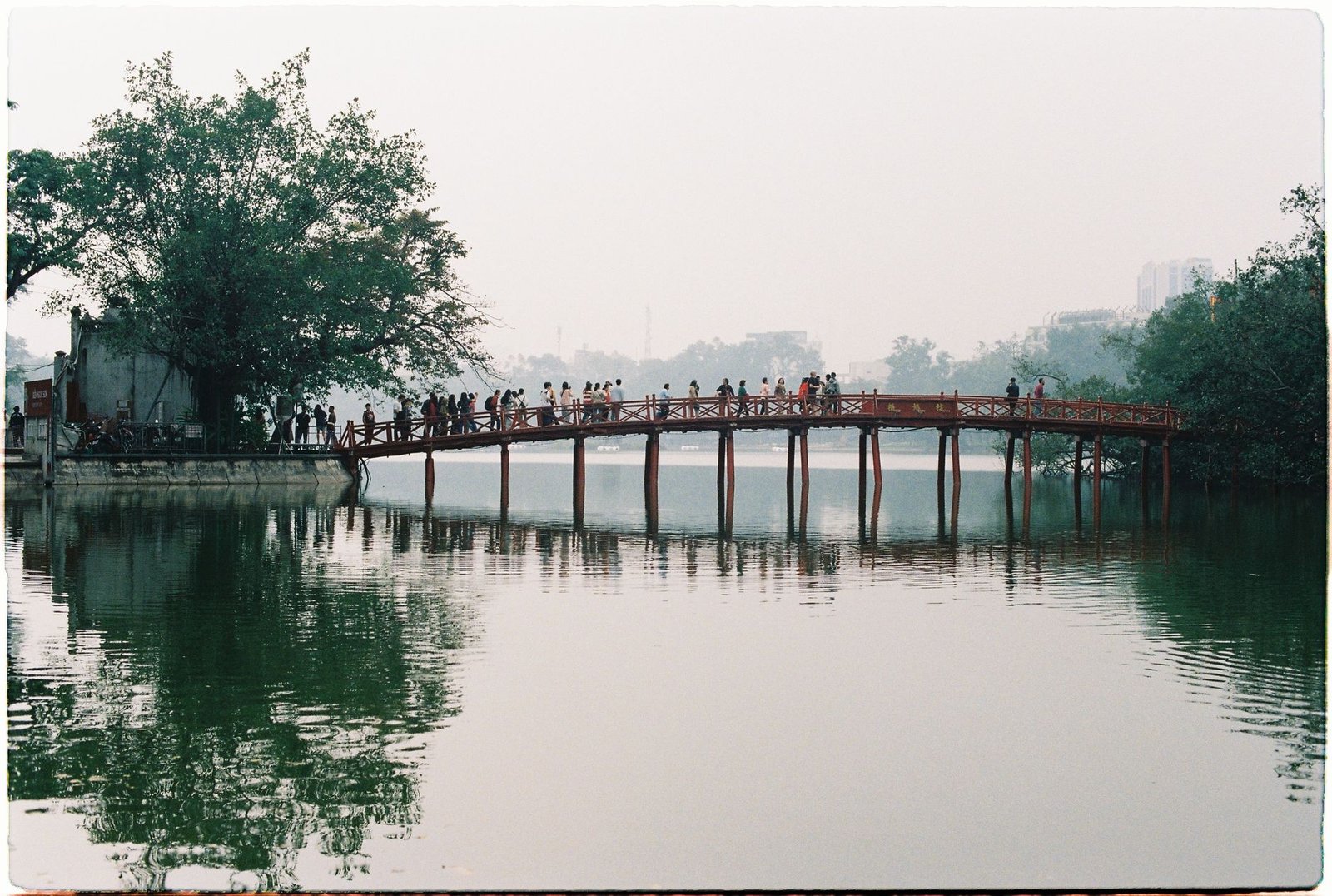 Hoan kiem lake walking