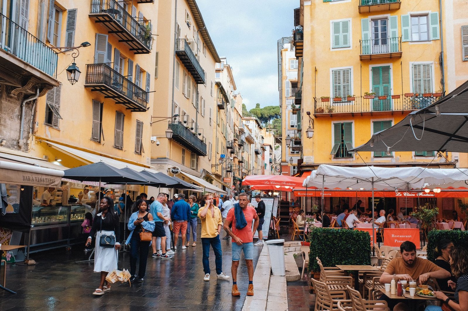 Vieux nice colorful streets