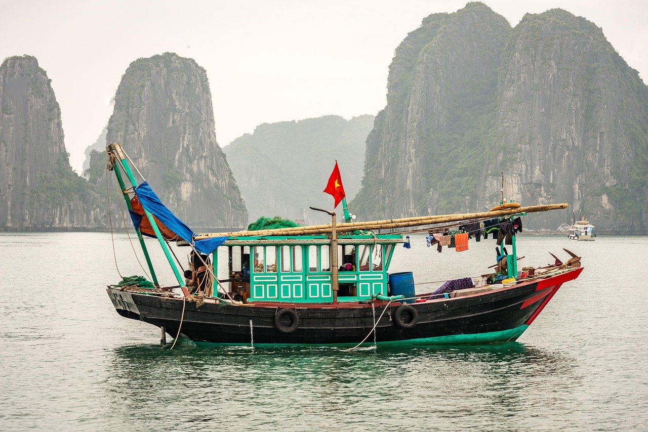 Ha long bay boat cruise